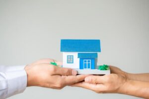 agent-immobilier-presentant-consultant-client-pour-prise-decision-signe-contrat-formulaire-assurance