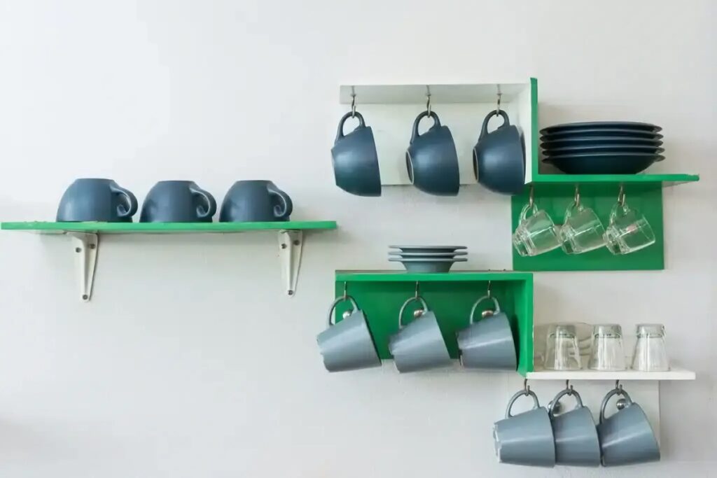 mur de cuisine avec des étagères